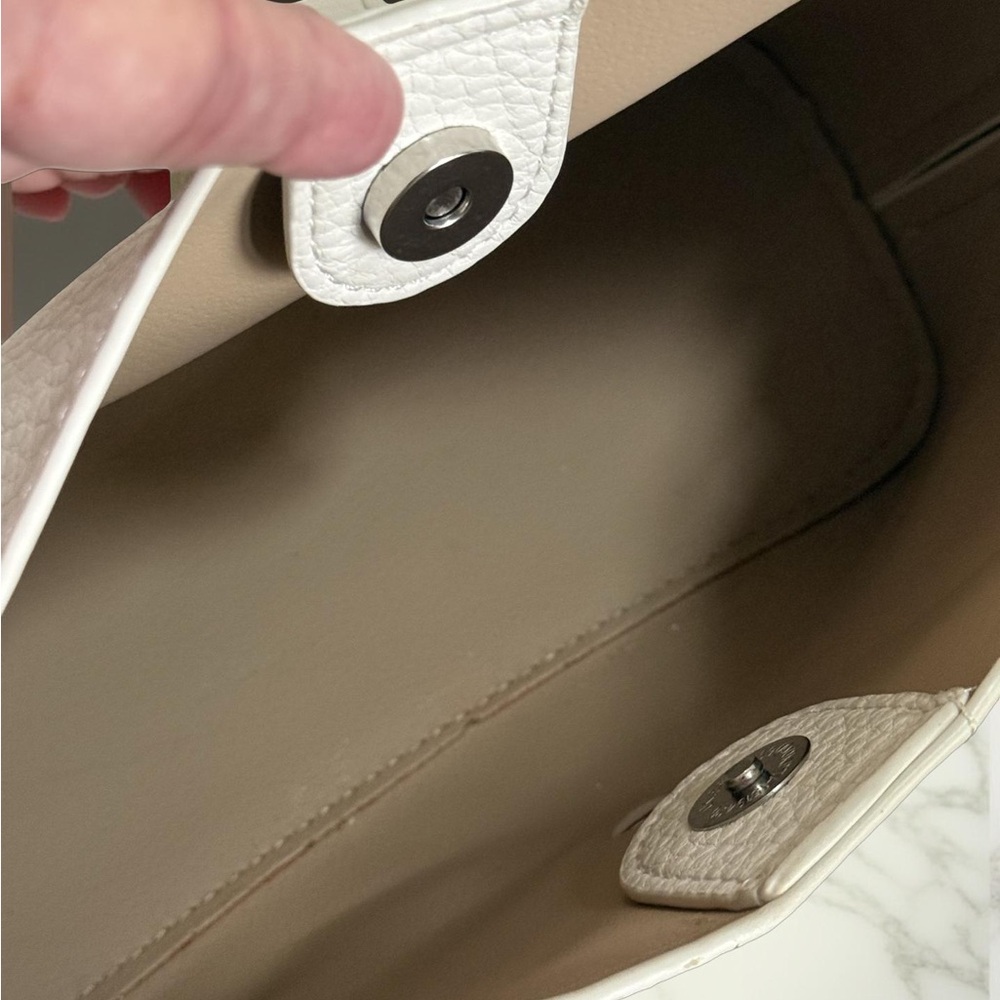 White Microfiber Leather Shoulder Bag with Minimalist Design - Picture 4 of 7